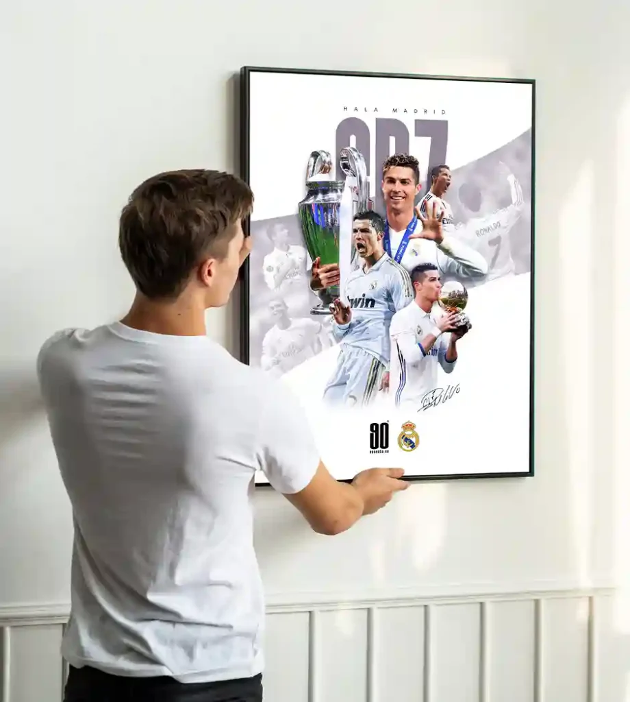 Inicio marco en blanco colgado por un joven en una pared minima blanca 1 45 11zon